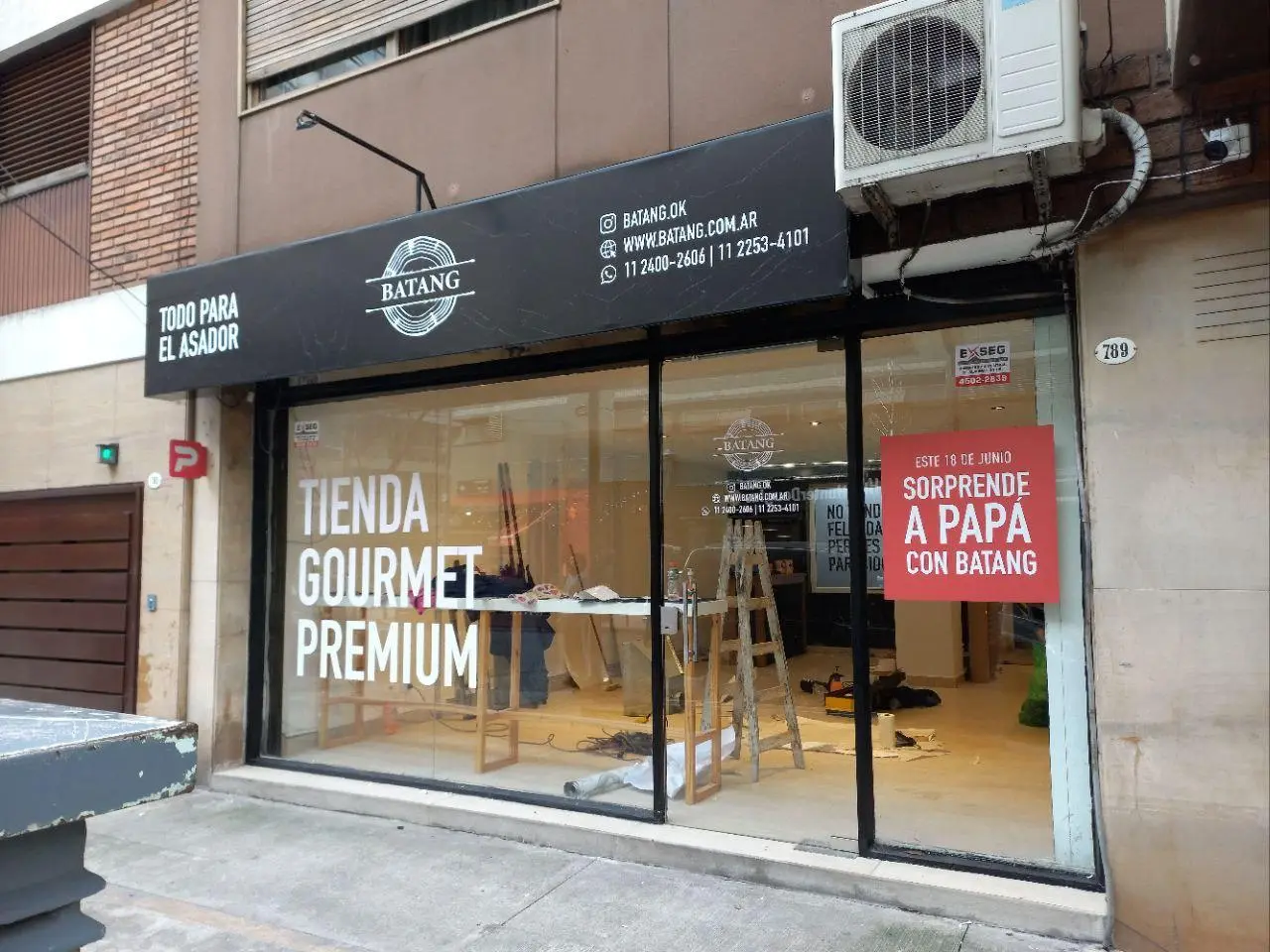 Cartel estándar para negocio colocado en fachada