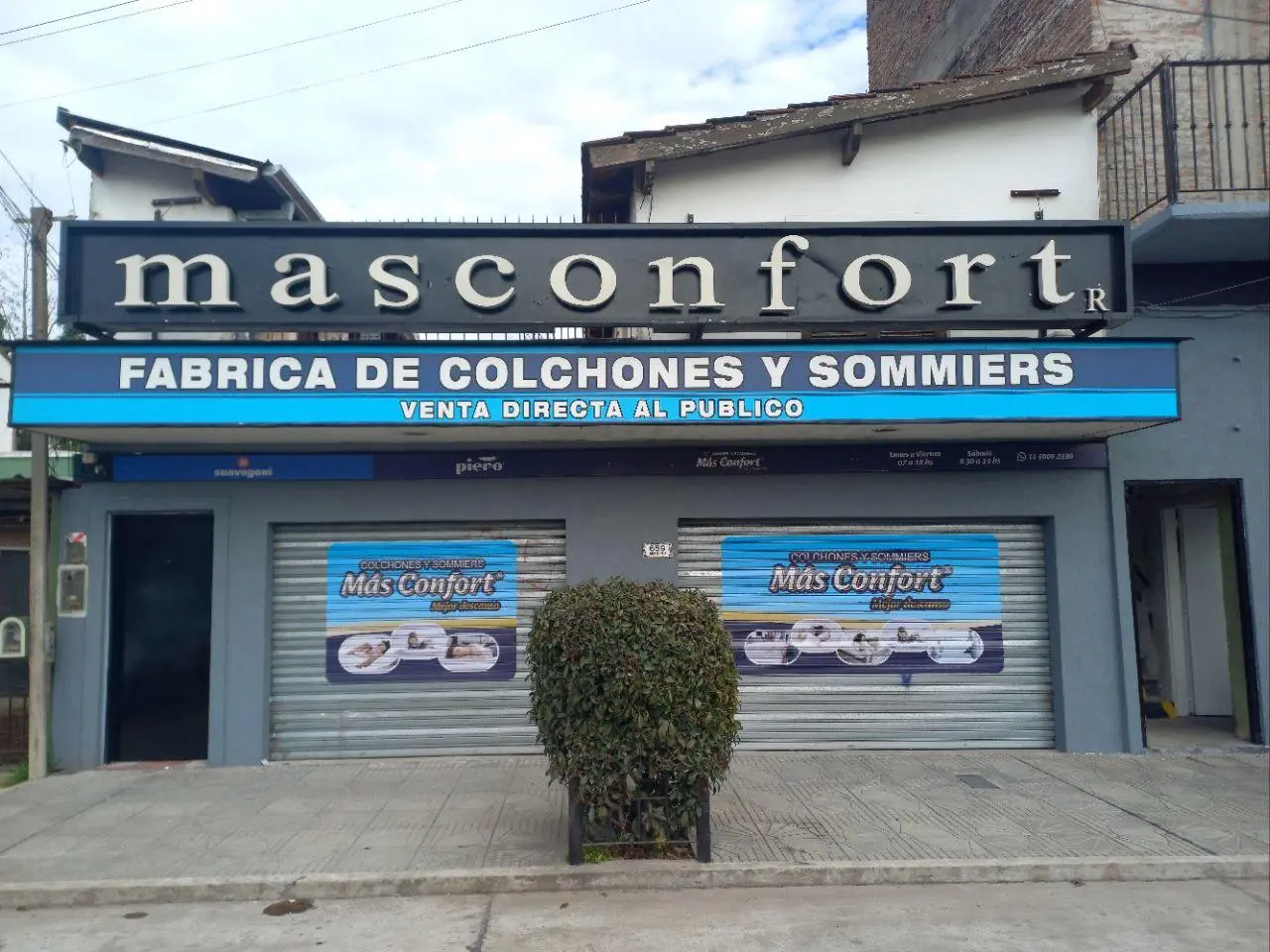 Cartel para negocio colocado en fachada