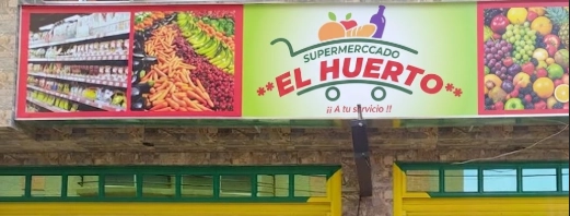 Letreros para verdulería y frutería colocados en un local de Buenos Aires