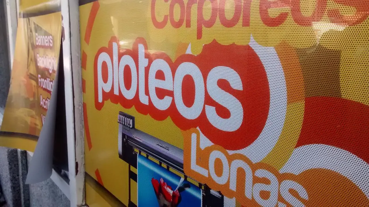 Ploteo de vidrieras para negocios en Buenos Aires