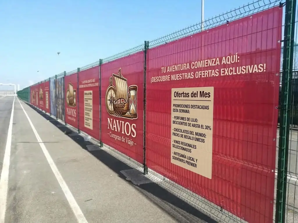 Lona mesh colgada y tensada sobre un alambrado de obra
