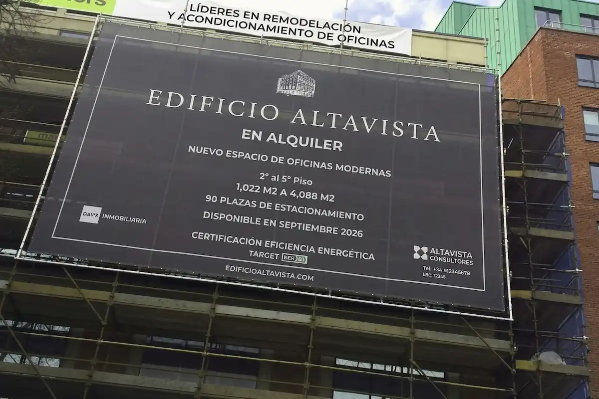 Lona mesh para edificio instalada en una fachada de Buenos Aires